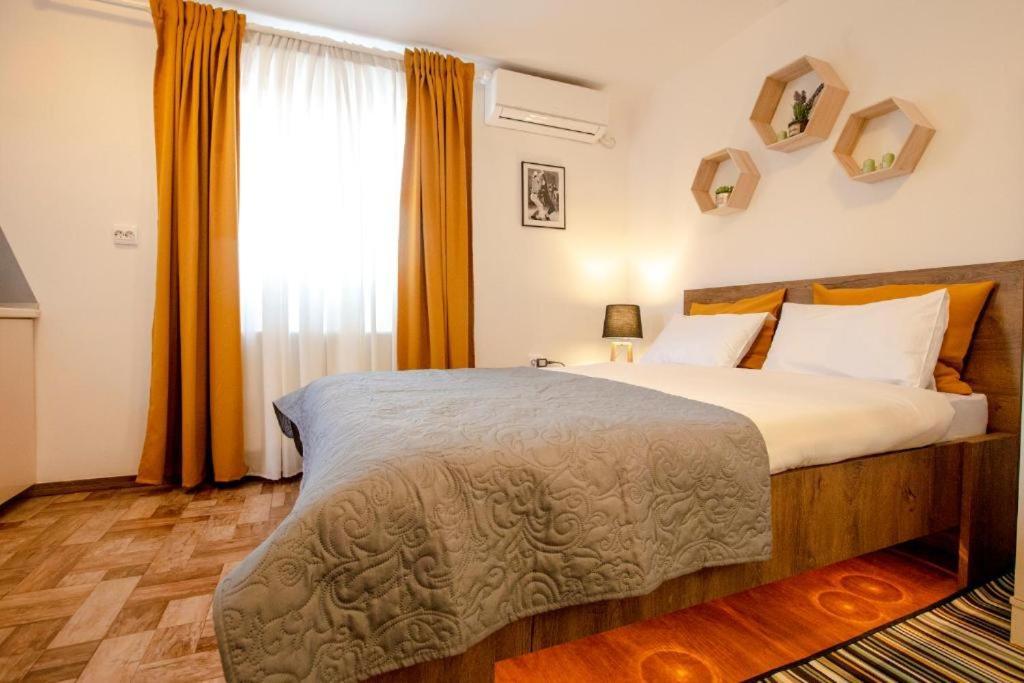 Color Apartments Old Town Center Bukares Bagian luar foto