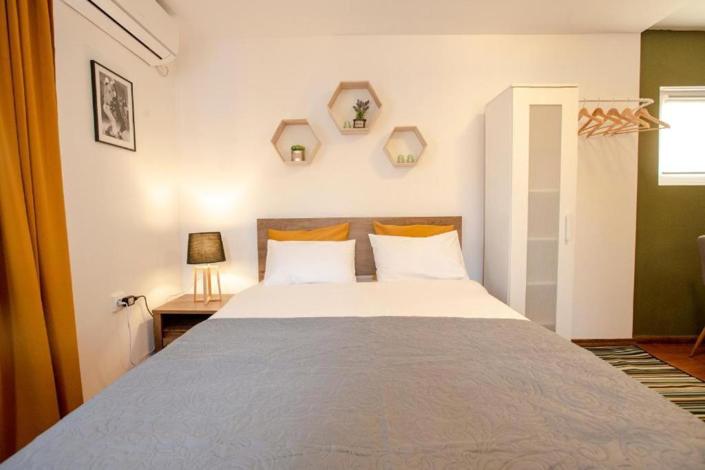 Color Apartments Old Town Center Bukares Bagian luar foto