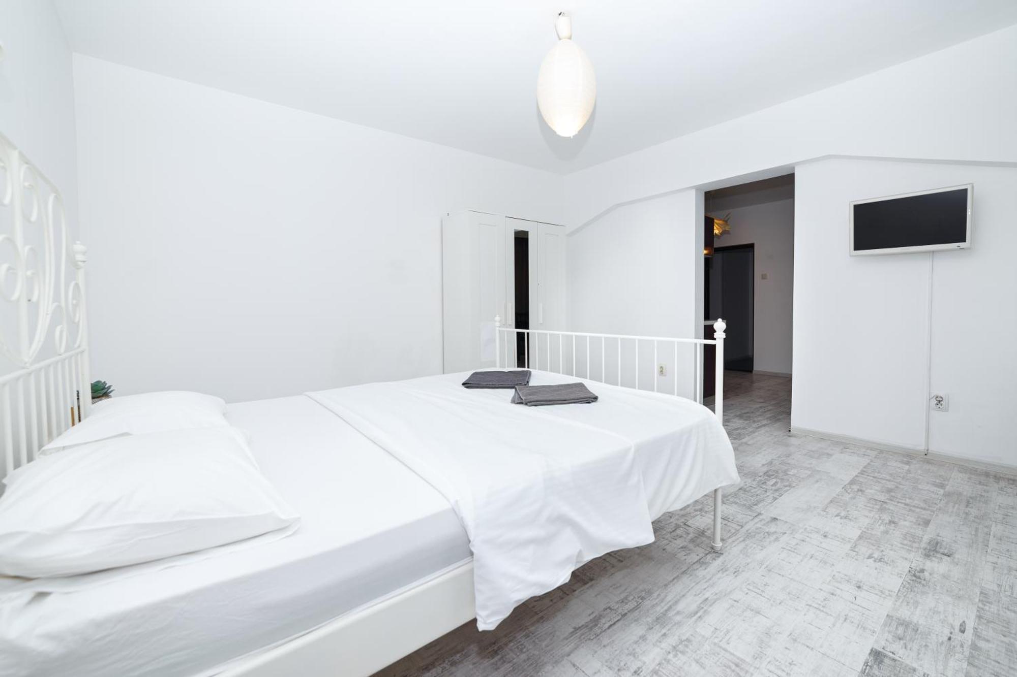 Color Apartments Old Town Center Bukares Bagian luar foto