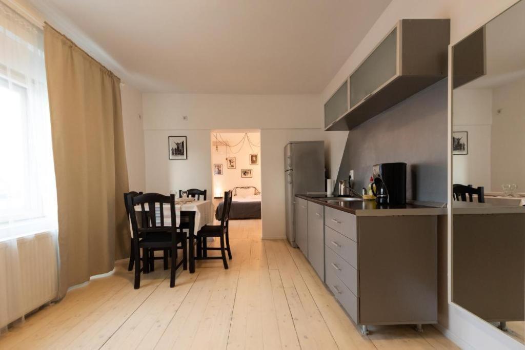 Color Apartments Old Town Center Bukares Bagian luar foto