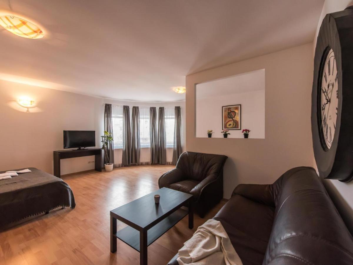 Color Apartments Old Town Center Bukares Bagian luar foto