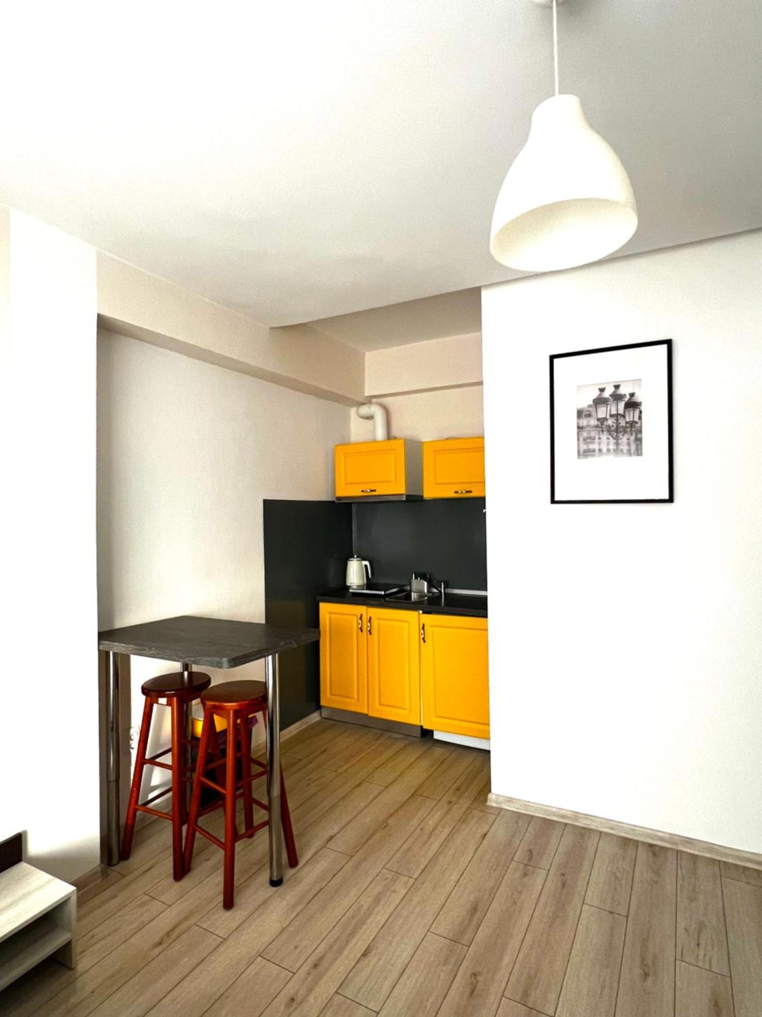 Color Apartments Old Town Center Bukares Bagian luar foto